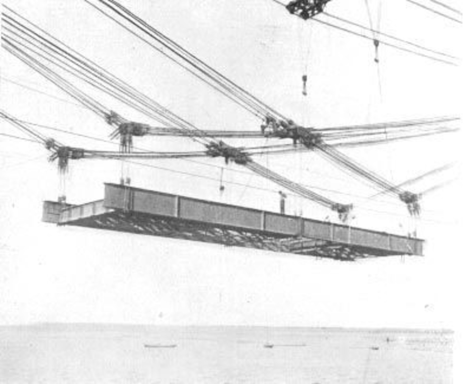 La construcción del puente se realizó en dos tramos. Las bases estuvieron a cargo de Obras Sanitarias de la Nación, mientras que, en 1925, se terminaron los anclajes y se trajo por agua la estructura metálica desde Cherburgo, para su posterior emplazamiento sobre los pilares ya armados.