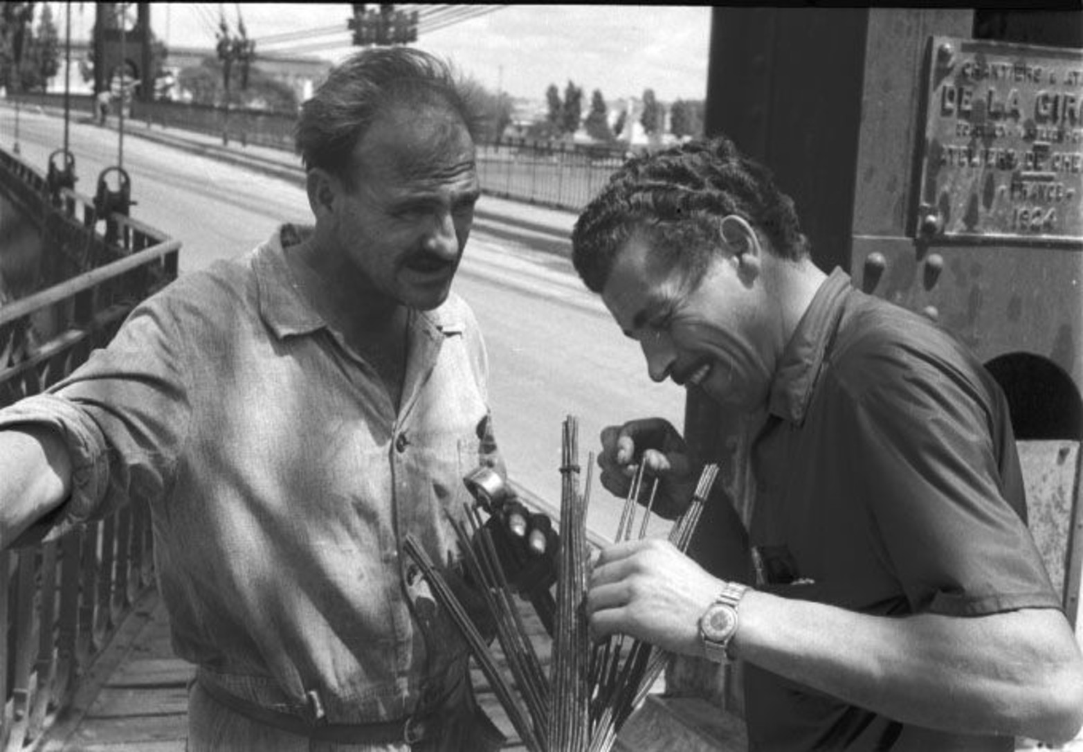 Obreros e ingenieros mirando los tensores.