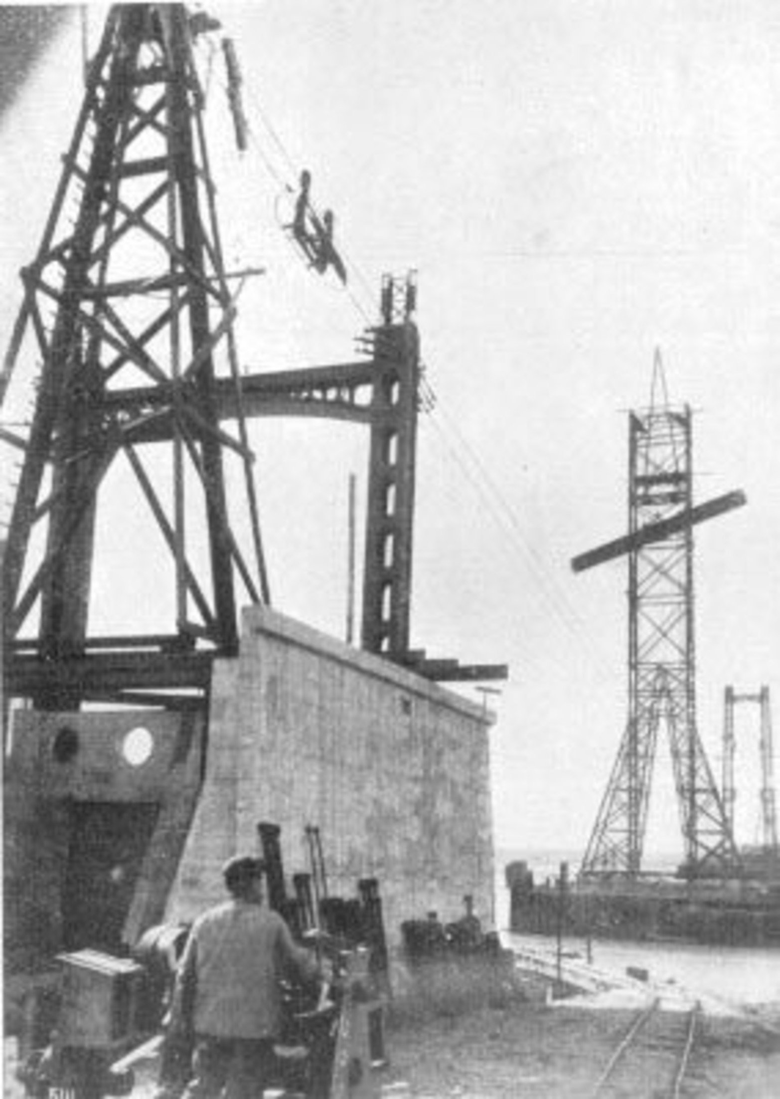 La construcción del viaducto se inició en 1924, impulsada por el ingeniero Antonio Paitoví. "Fue producto de una puja, que se dio tras el descubrimiento del acero y la revolución industrial, entre Francia e Inglaterra para la construcción de grandes luces", reseñó el arquitecto Jorge Rico (UNL). 