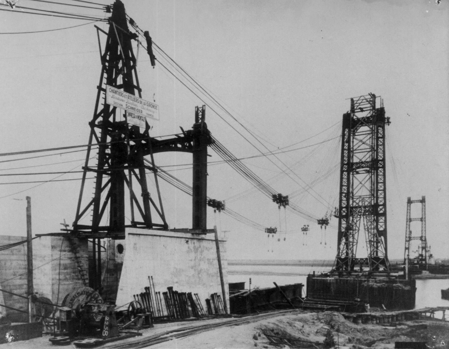 La construcción del puente se realizó en dos tramos. Las bases estuvieron a cargo de Obras Sanitarias de la Nación, mientras que, en 1925, se terminaron los anclajes y se trajo por agua la estructura metálica desde Cherburgo, para su posterior emplazamiento sobre los pilares ya armados.