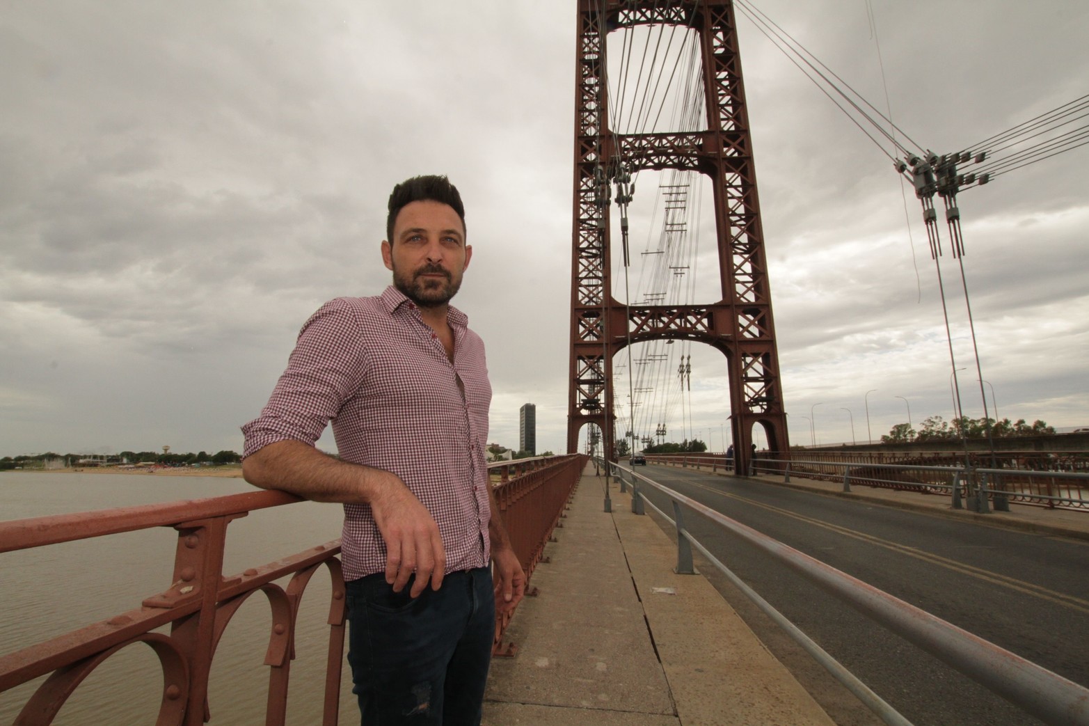 4 de diciembre de 2021.  Claudio Garnero tuvo la responsabilidad de pintar el puente de color rojizo terracota.