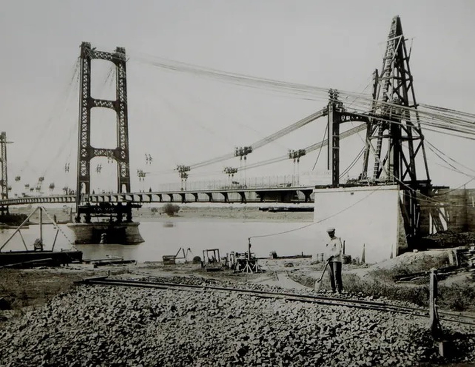 La construcción del viaducto se inició en 1924, impulsada por el ingeniero Antonio Paitoví.