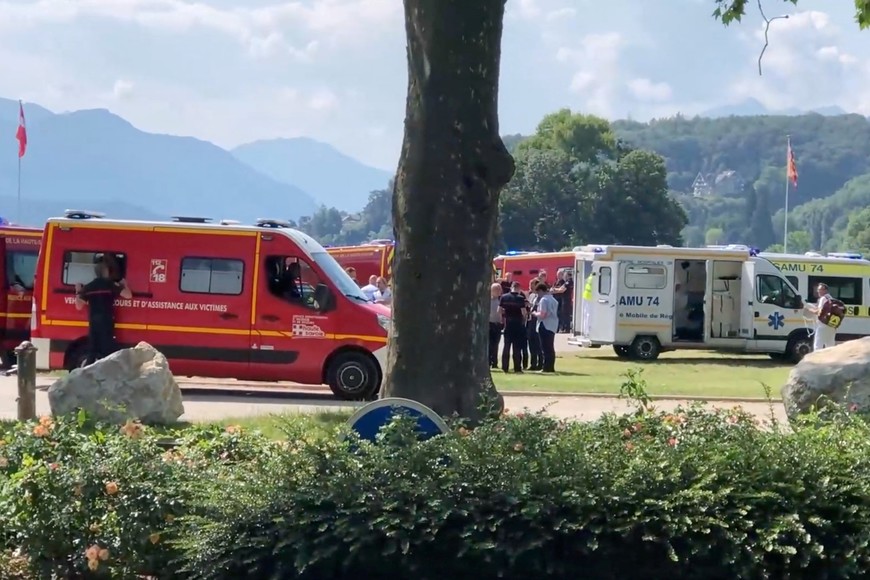 Medics and emergency personnel work at the site where a person wounded four children and an adult in a knife attack in a park in Annecy, France June 8, 2023. Florent Pecchio/L'essor Savoyard/Handout via REUTERS. IMAGE HAS BEEN SUPPLIED BY A THIRD PARTY. MANDATORY CREDIT. NO RESALES. NO ARCHIVES.