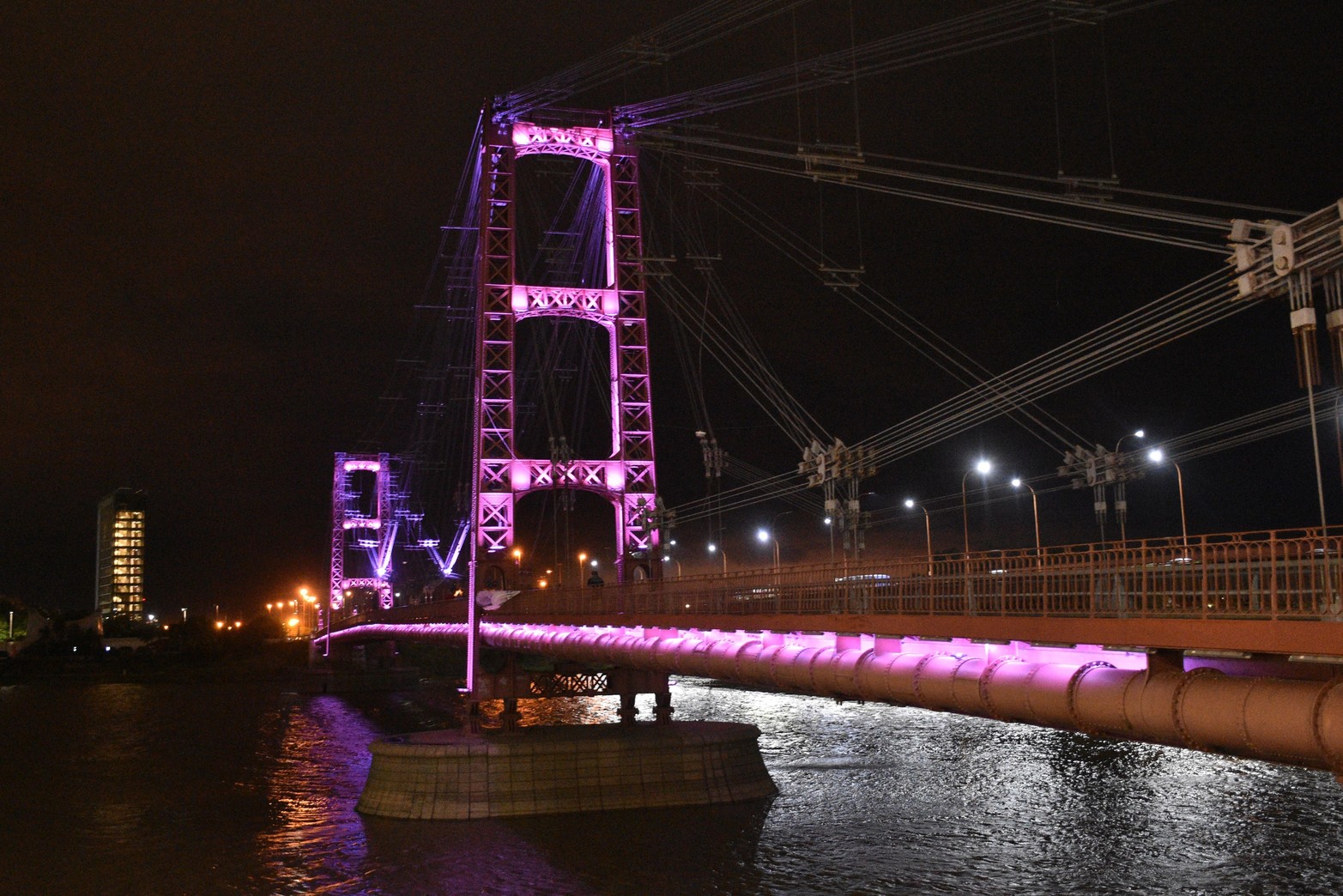 La nueva iluminación permite, entre otras cosas, difundir colores que tienen que ver con enfermedades. El violeta con el día de la fibrosis quística que se celebra los 9 de septiembre.