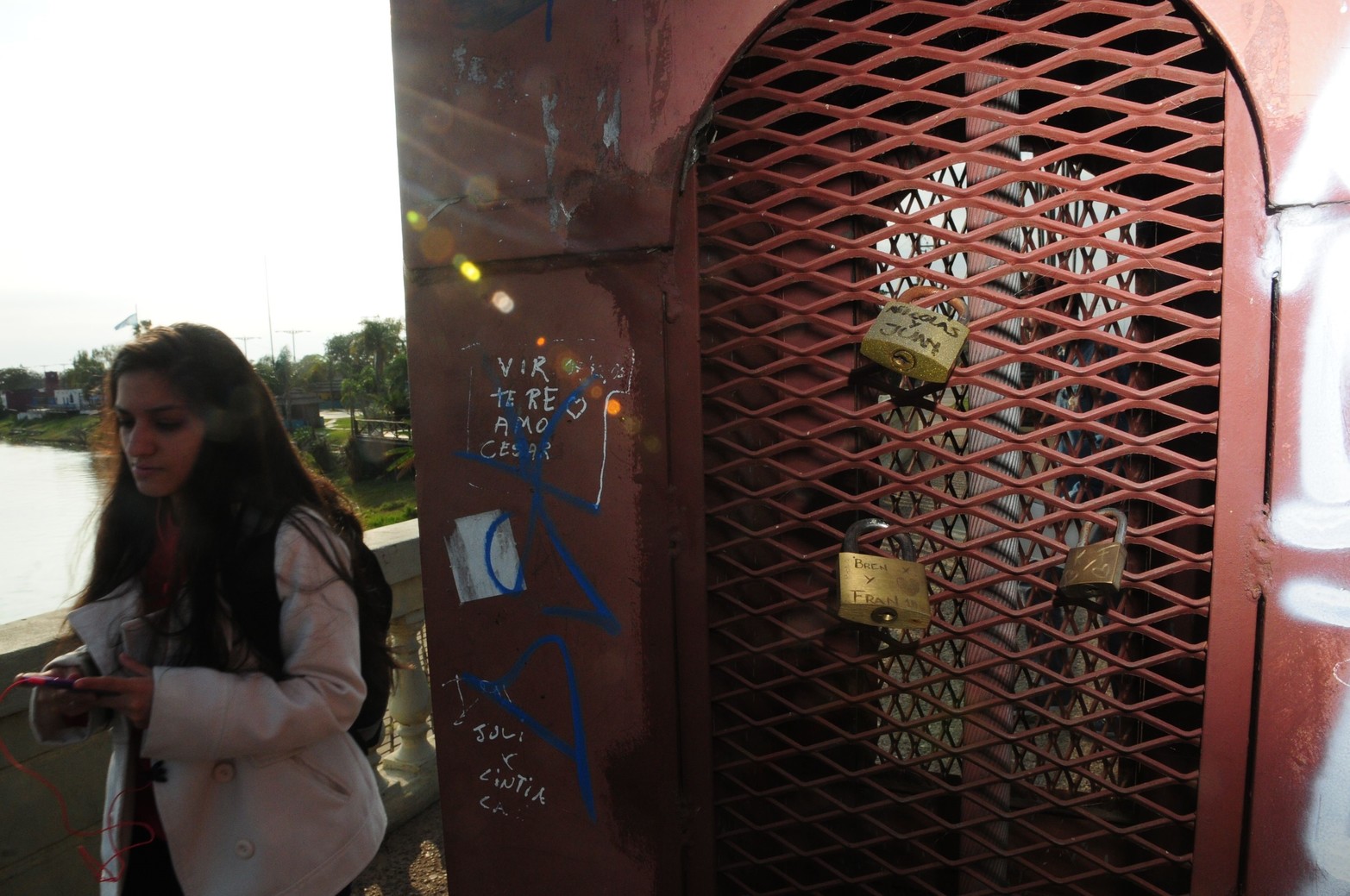 Promesa de amor. En agosto de 2015 una idea era colocar candados sobre el puente colgante. La propuesta no fue muy bien recibida por los ingenieros. Su argumento es que se le sumaria un peso extra a la estructura.