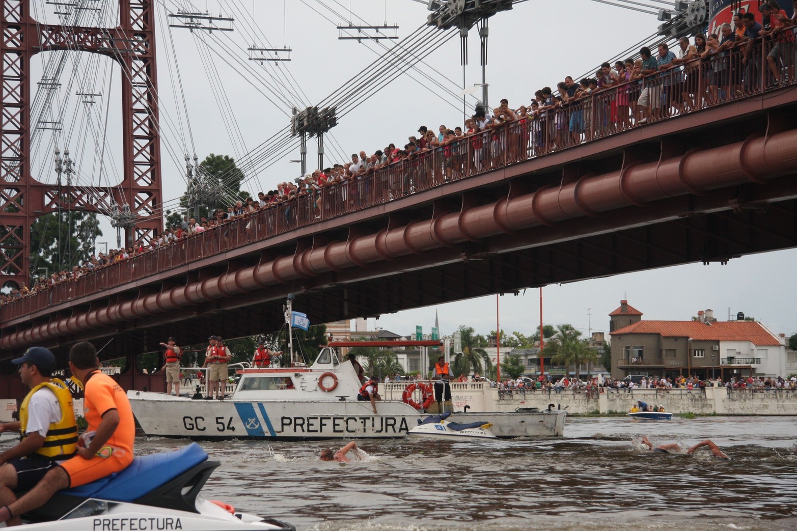 El público se reúne sobre el puente en la largada de la maratón acuática Santa Fe Coronda.