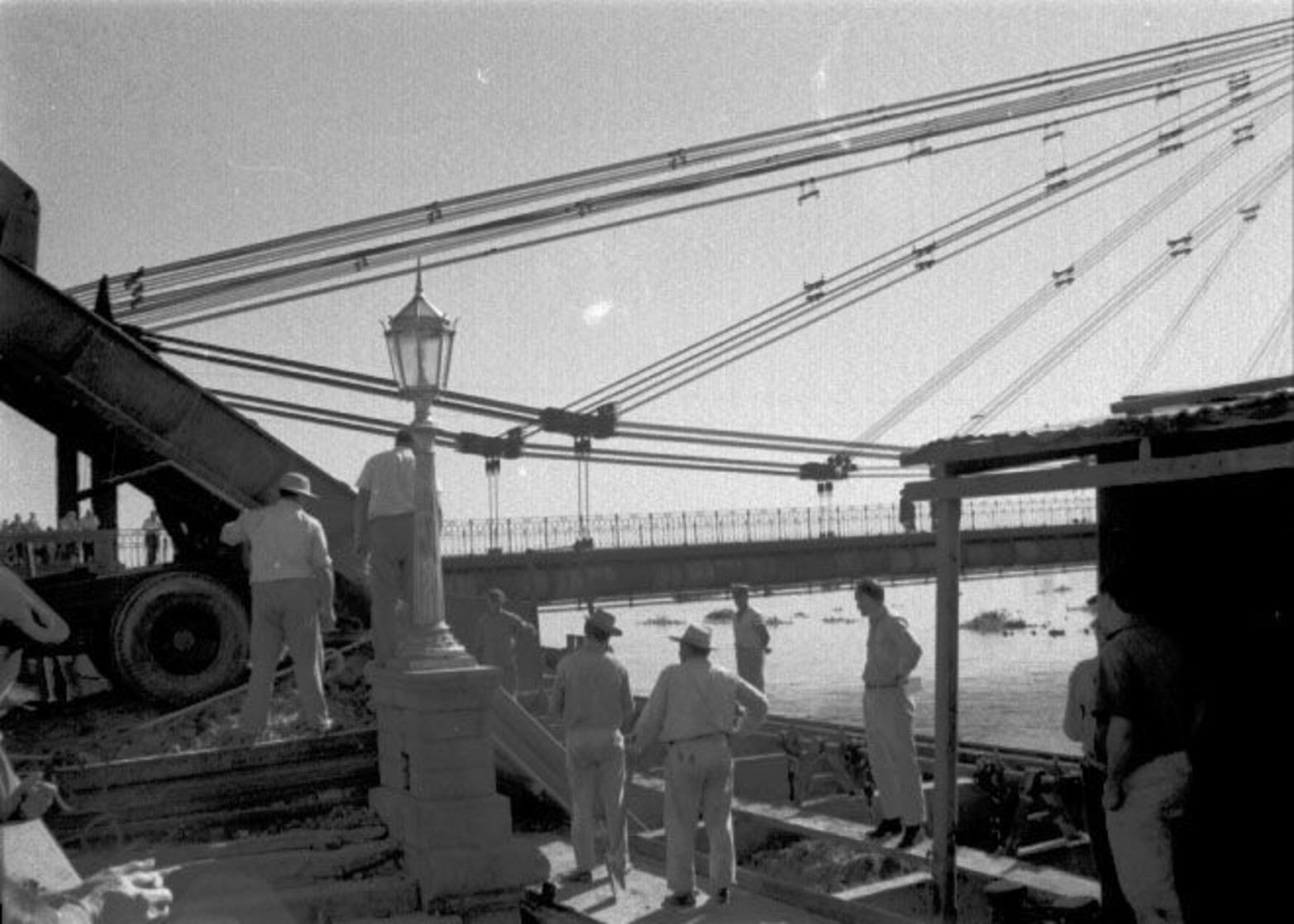 La construcción del viaducto se inició en 1924, impulsada por el ingeniero Antonio Paitoví. "Fue producto de una puja, que se dio tras el descubrimiento del acero y la revolución industrial, entre Francia e Inglaterra para la construcción de grandes luces", reseñó el arquitecto Jorge Rico (UNL). 