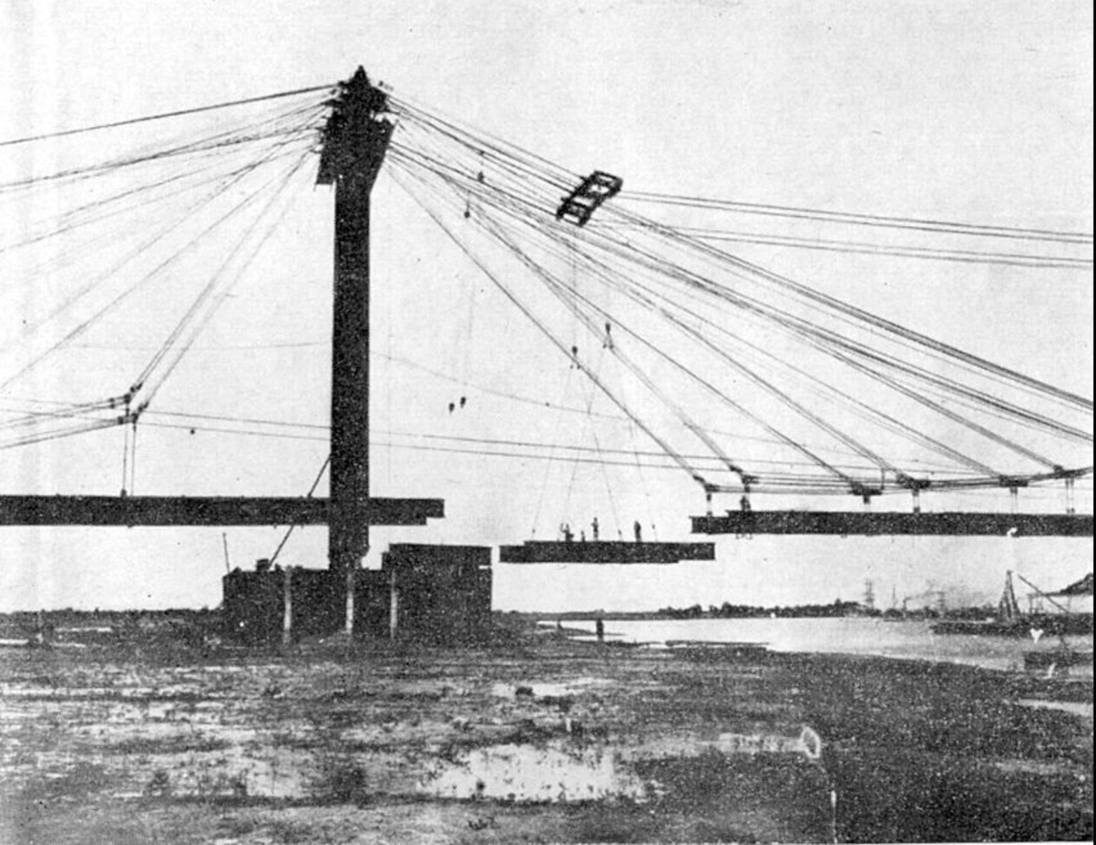 Así lucia en el año 1924 en plena construcción. 