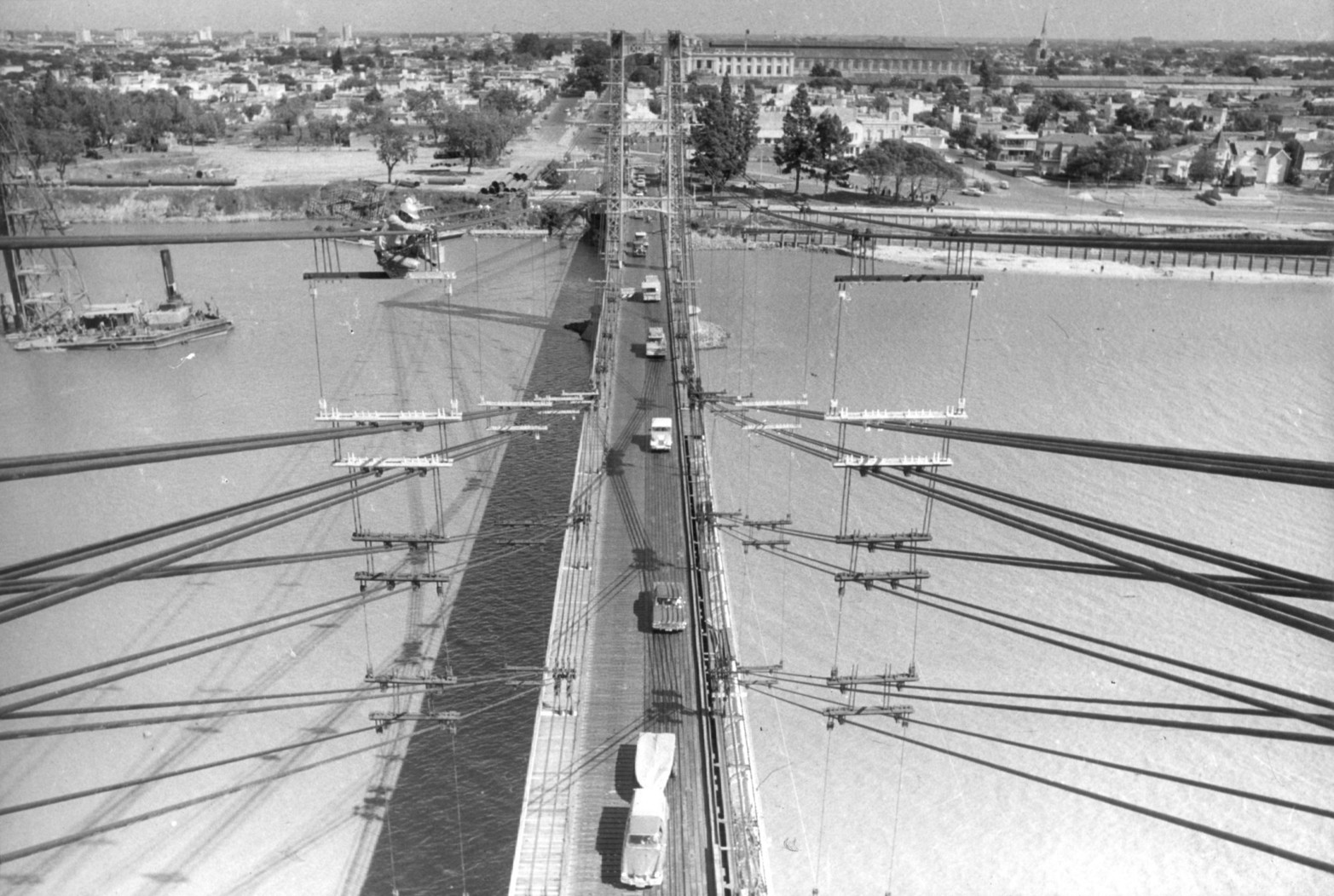 Una de la primeras fotos aéreas del puente desde una de las torres.
