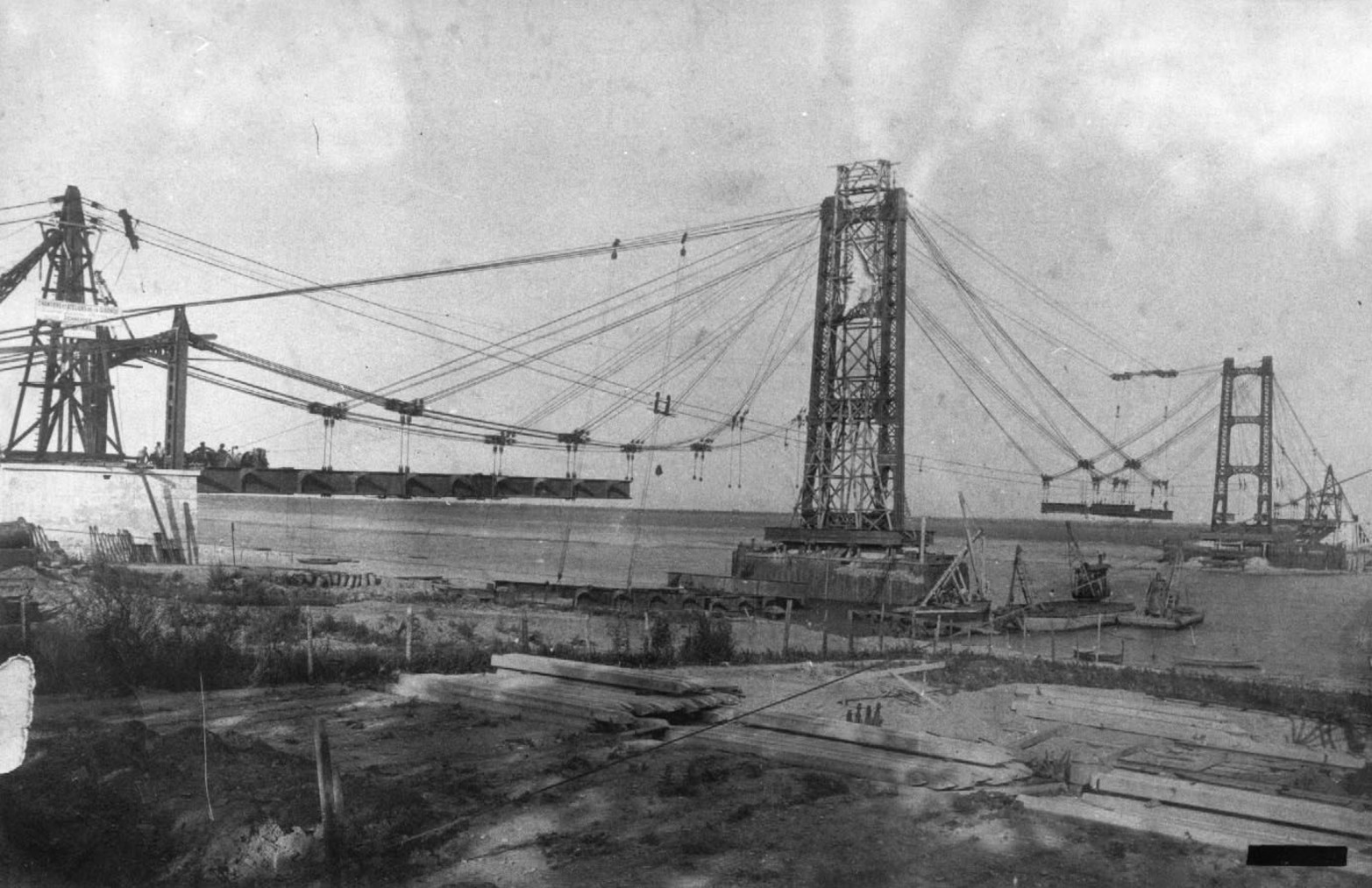 La construcción del puente se realizó en dos tramos. Las bases estuvieron a cargo de Obras Sanitarias de la Nación, mientras que, en 1925, se terminaron los anclajes y se trajo por agua la estructura metálica desde Cherburgo, para su posterior emplazamiento sobre los pilares ya armados.