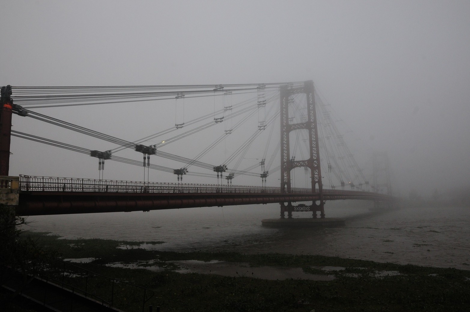 Una mañana de neblina tapó la torre este del puente.