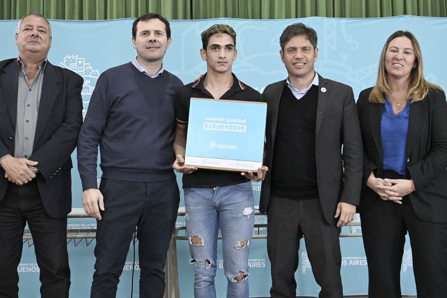 Axel Kicillof entregando computadoras a estudiantes en  Gneral Arenales y Leadro N. Alem
