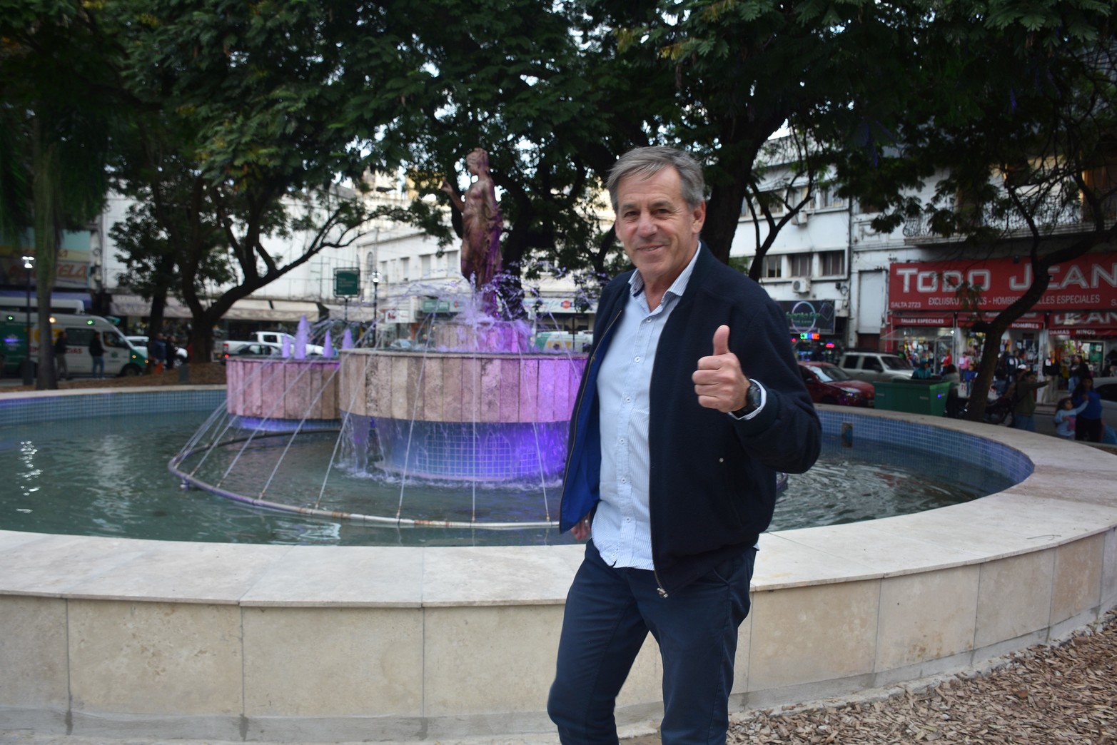 El intendente Emilio Jatón, dejó inaugurada la remozada Plaza del Soldado Argentino.
Foto: Manuel Fabatía