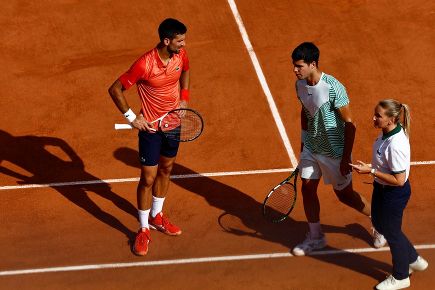 Tennis - French Open - Roland Garros, Paris, France - June 9, 2023
Spain's Carlos Alcaraz and Serbia's Novak Djokovic during their semi final match REUTERS/Clodagh Kilcoyne