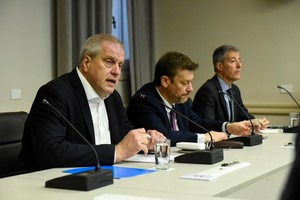 El ministro Perczyk estuvo acompañado por el secretario de Políticas Universitarias, Oscar Alpa y el presidente del Consejo Interuniversitario Nacional, Carlos Greco.