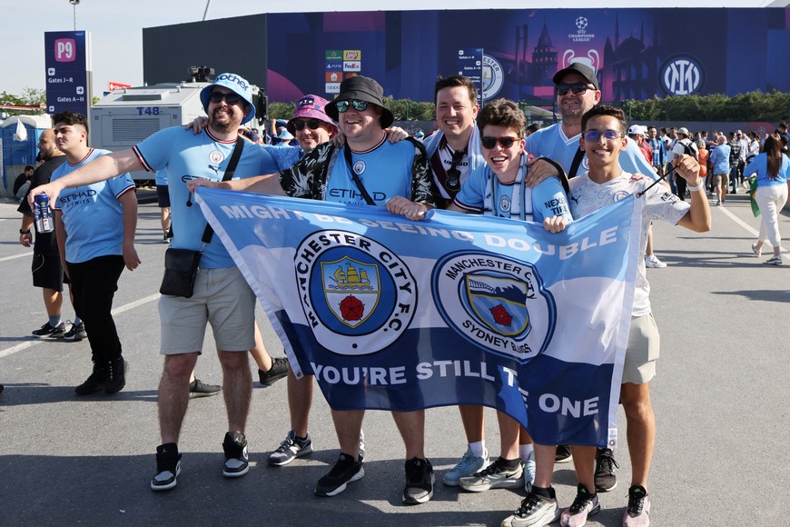 Soccer Football - Champions League Final - Manchester City v Inter Milan - Ataturk Olympic Stadium, Istanbul, Turkey - June 10, 2023
Manchester City fans pose outside the stadium before the match REUTERS/Umit Bektas