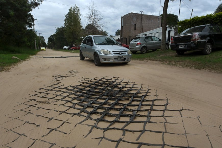 Las geoceldas de excedentes pluviales deberían estar tapadas, no a la vista. El sector más crítico: calle Chanaes al 5400. Crédito: Pablo Aguirre