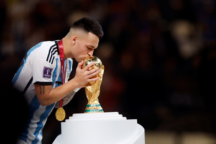 (221218) -- LUSAIL, 18 diciembre, 2022 (Xinhua) -- Lautaro Martínez, de Argentina, besa el Trofeo de la Copa Mundial durante la ceremonia de premiación de la Copa Mundial de la FIFA 2022, en el Estadio Lusail, en Lusail, Qatar, el 18 de diciembre de 2022. (Xinhua/Wang Lili) (rtg) (vf)