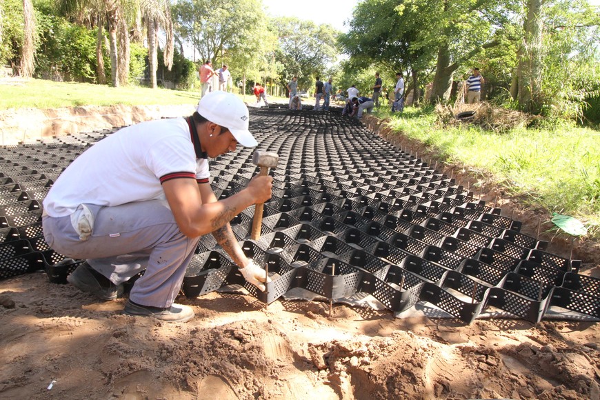 Panales. El registro gráfico es del 11 de enero de 2011, cuando empezaron a colocarse estas mallas geotextiles. Fue luego de meses de precipitaciones intensas. Crédito: Archivo El Litoral / Guillermo Di Salvatore