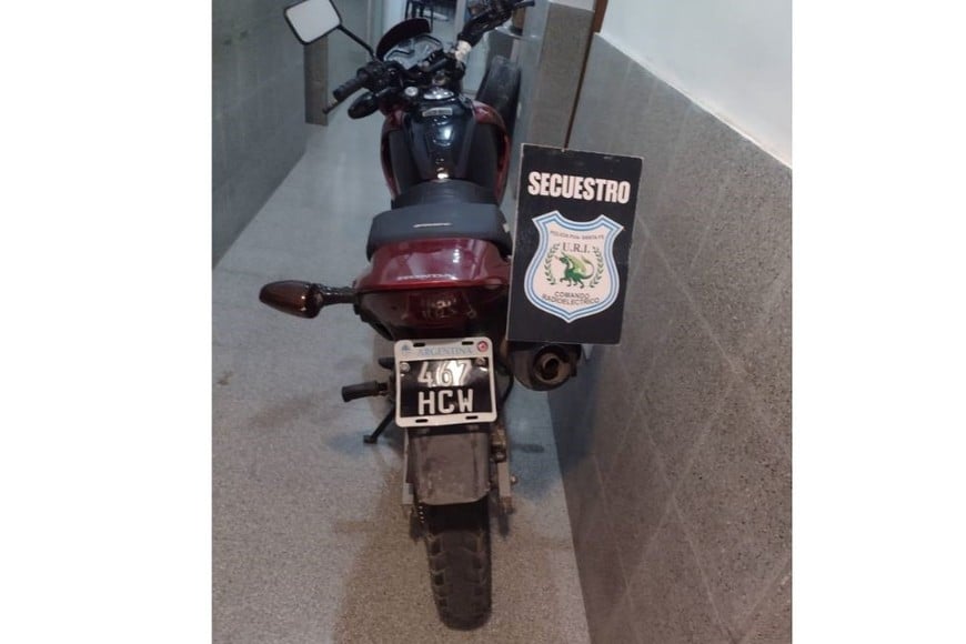 La moto cuenta con pedido de secuestro, a requerimiento de la División de Homicidios. Crédito: Prensa URI.
