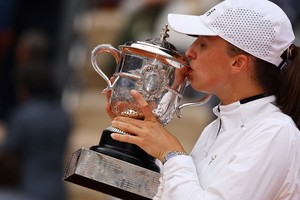 Tennis - French Open - Roland Garros, Paris, France - June 10, 2023
Poland's Iga Swiatek poses with her Suzanne Lenglen trophy after winning her final match against Czech Republic's Karolina Muchova REUTERS/Kai Pfaffenbach