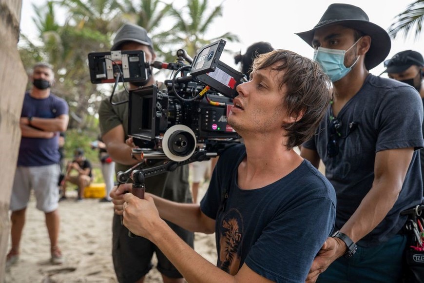 Mariano Hueter cámara en mano, durante el rodaje de “El grito de las Mariposas”, donde trabajó junto al showrunner rosarino Juan Pablo Buscarini.