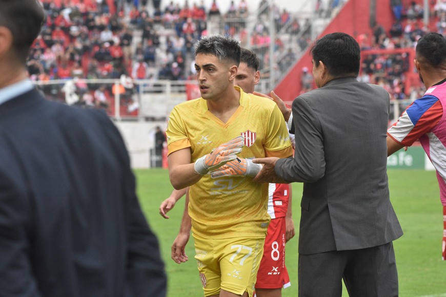 Unión consiguió que Santiago Mele ataje el lunes en Rosario y luego viaje con destino a Montevideo para sumarse a la selección. Crédito: Flavio Raina.
