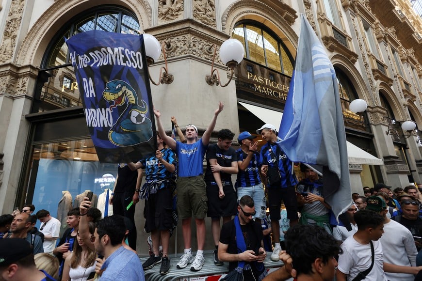 Soccer Football - Champions League Final - Manchester City v Inter Milan - Inter Milan fans gather in Milan for the Champions League Final - Milan, Italy - June 10, 2023
Inter Milan fans at the Galleria Vittorio Emanuele II ahead of the Champions League Final REUTERS/Claudia Greco