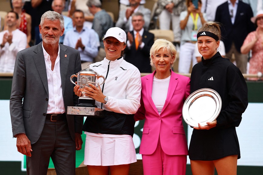 Tennis - French Open - Roland Garros, Paris, France - June 10, 2023
Poland's Iga Swiatek poses with her Suzanne Lenglen trophy after winning her final match alongside President of French Tennis Federation Gilles Moretton,  former tennis player Chris Evert and Czech Republic's Karolina Muchova REUTERS/Kai Pfaffenbach