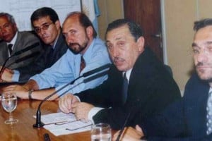 Enero de 2004. El entonces gobernador Jorge Obeid firma convenios para mejoras en barrios en la ciudad de Rafaela con su intendente Omar Perotti. Del acto participan el ya senador por Castellanos Alcides Calvo y el también en aquellos años ministro de Economía Walter Agosto. El objetivo de un decreto de aquel gobierno llega hasta hoy y puede ahora ser ley si avanza un proyecto.