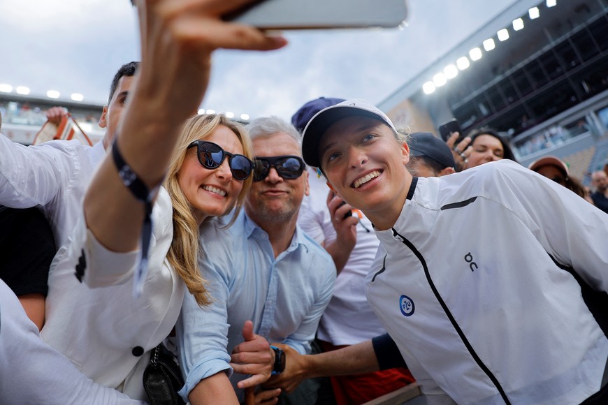 Tennis - French Open - Roland Garros, Paris, France - June 10, 2023
Poland's Iga Swiatek poses for a picture with fans after winning her final match against Czech Republic's Karolina Muchova REUTERS/Clodagh Kilcoyne