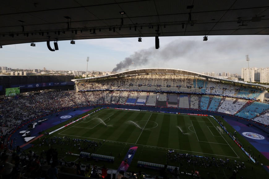 Soccer Football - Champions League Final - Manchester City v Inter Milan - Ataturk Olympic Stadium, Istanbul, Turkey - June 10, 2023
Smoke from a nearby fire is pictured from inside the stadium before the match REUTERS/Umit Bektas