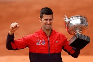 Djokovic con el trofeo y enfundado en una campera con el número alusivo (23). Crédito: Reuters/Christian Hartmann