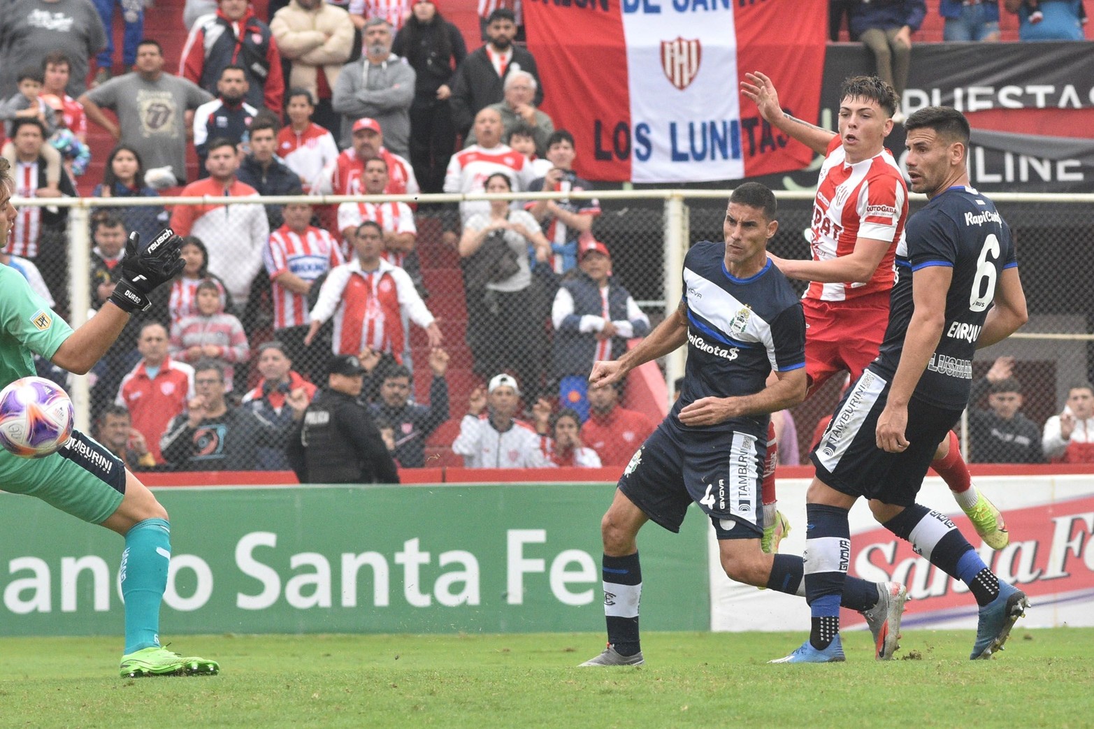 Dómina, goles en Unión y clases en el IPEI. Jerónimo Dómina tiene apenas 17 años, juega en el "Tate" y el domingo marcó el 1 a 0 parcial frente a Gimnasia de La Plata. "Mi historia en Unión arrancó a los 3 años... hice todo acá adentro del club: Liga, AFA, reserva y hasta voy a la escuela del IPEI", cuenta. Al ingresar el lunes al colegio, fue ovacionado por sus compañeros.