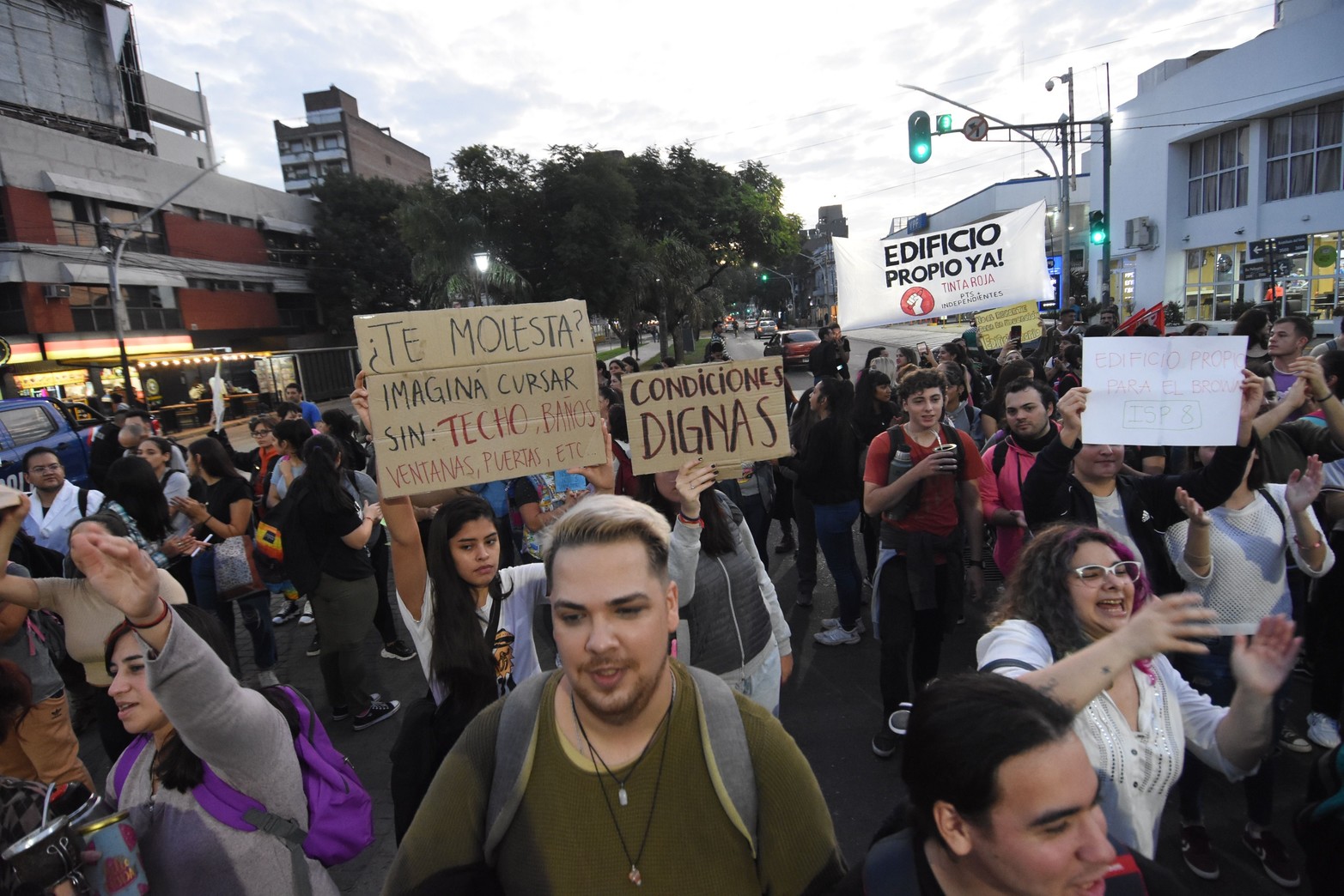 Protesta por las condiciones edilicias. En la escuela Almirante Brown insisten con el edificio propio: "Es un pedido que ya tiene treinta años", dicen. Estudiantes y docentes se movilizaron bajo una consigna que consideran histórica: tener una sede exclusiva para el instituto terciario.