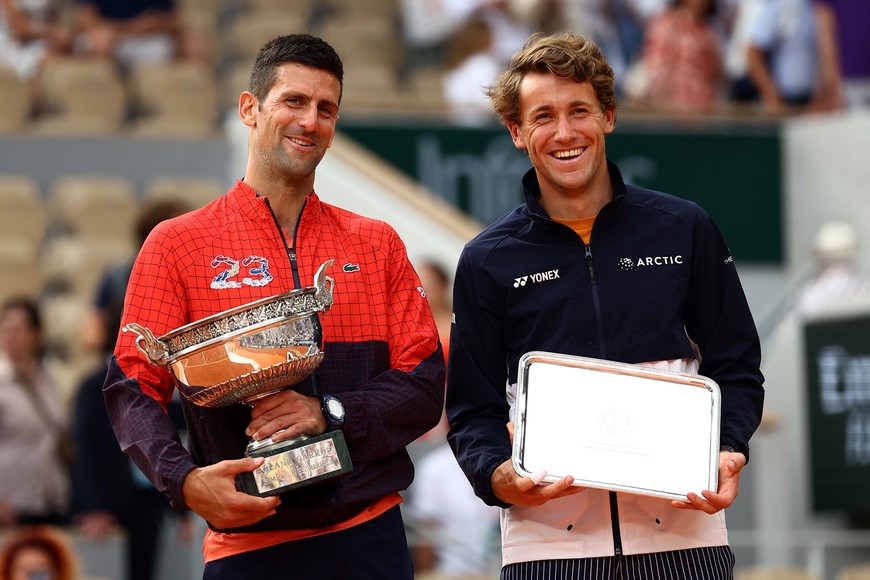 Tennis - French Open - Roland Garros, Paris, France - June 11, 2023
Serbia's Novak Djokovic and Norway's Casper Ruud pose with their trophies after their final match REUTERS/Lisi Niesner