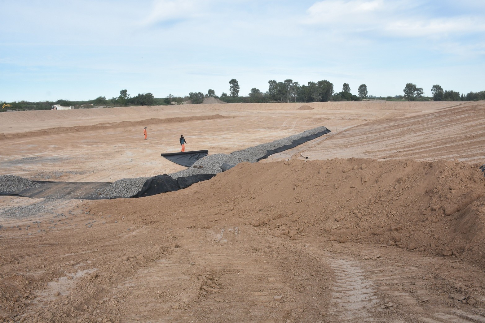 Nuevas celdas para la basura. En el relleno sanitario, a partir de julio, habilitarán una nueva celda para enterrar los residuos de la ciudad. En la actualidad se construye el primer módulo en el terreno de seis hectáreas que servirá para ampliar por siete años la vida útil del Complejo Ambiental. Por mes se reciben 13.500 toneladas de residuos de Santa Fe y otras localidades del área metropolitana.