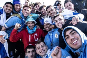 Luis Suárez se sumó a los festejos del campeonato mundial sub 20 ganado por Uruguay.