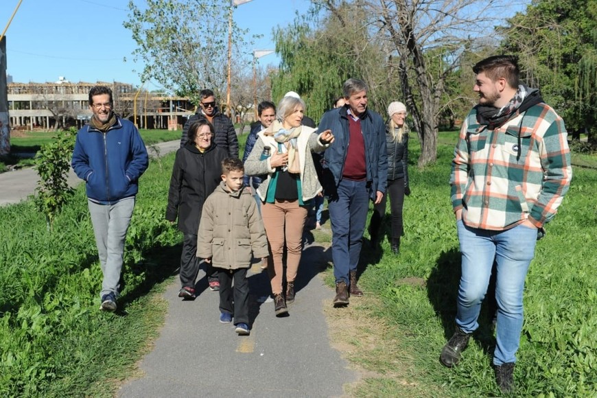 Acuerdos. El equipo municipal junto a los vecinos de la plazoleta, ajustando detalles de la obra.  Gentileza MCSF.