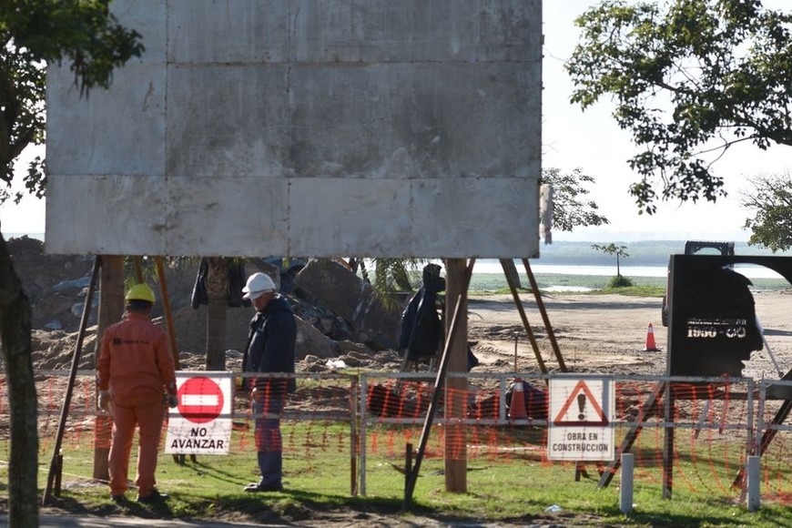 Para llevar adelante los trabajos se bloqueó el acceso vehicular a la costanera.  Foto: Mauricio Garín