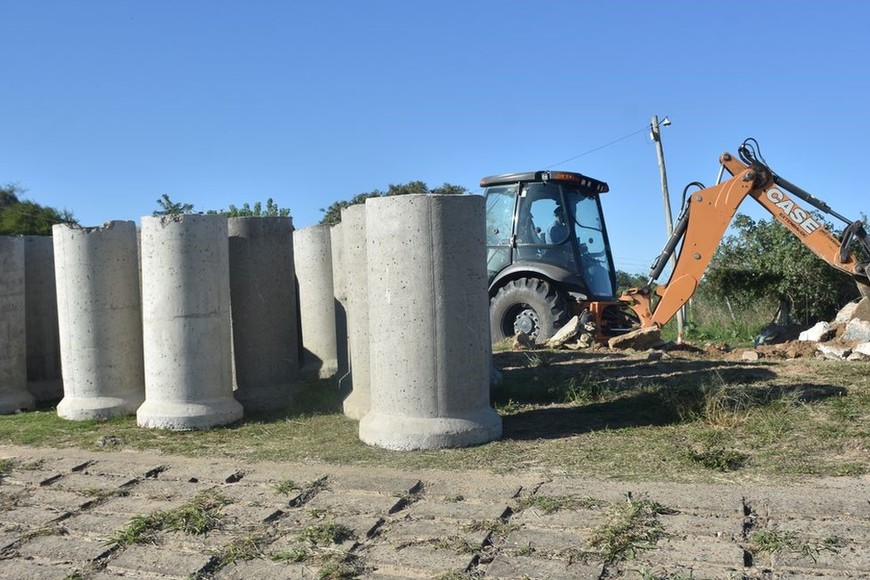 La máquina retroexcavadora prepara la superficie donde se colocará el entubado para el desagüe pluvial. Foto: Mauricio Garín