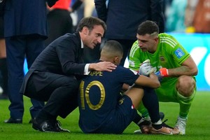 Macron estuvo en el césped del Lusail consolando a Mbappé tras la final perdida contra Argentina. 