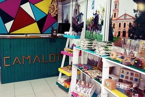 “Camalote” es un espacio de productores locales conformado a mediados de 2015, que desarrolló una amplia gama de productos autóctonos sanlorencinos con marca y estética propia.