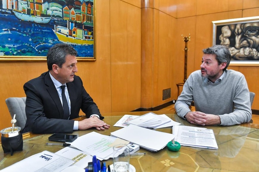 El ministro de Economía, Sergio Massa, se reunió con Matías Lammens, ministro de Turismo y Deportes, para discutir el aumento del turismo receptivo en Argentina.