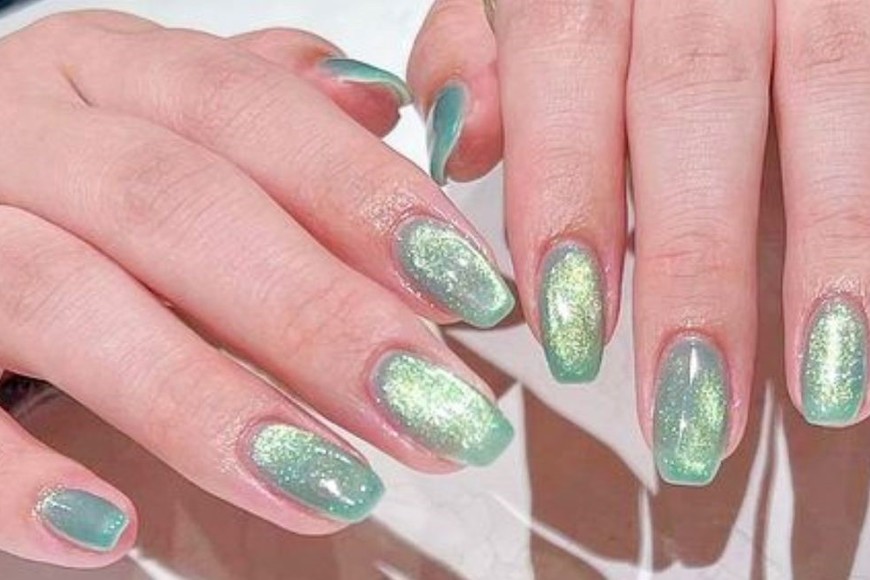 Los brillos y los pigmentos iridiscentes se han convertido en protagonistas indiscutibles de esta tendencia.