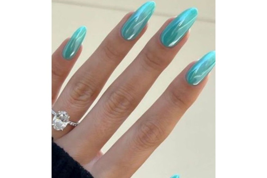 Los brillos y los pigmentos iridiscentes se han convertido en protagonistas indiscutibles de esta tendencia.