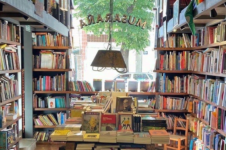 Las librerías son el final del recorrido de la cadena de valor del libro, pero también son la forma más democrática de potenciar económicamente su ecosistema. Foto: Feria de Editores