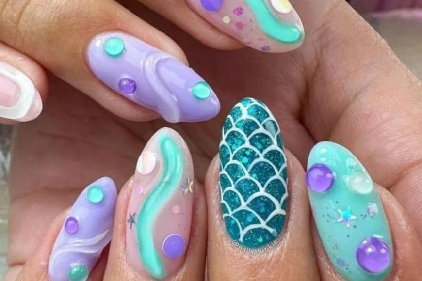 Los brillos y los pigmentos iridiscentes se han convertido en protagonistas indiscutibles de esta tendencia.