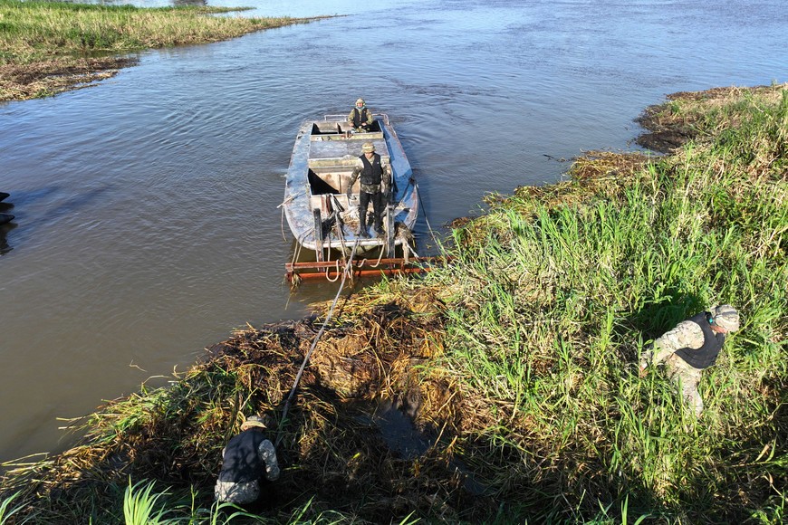 Pese a las bajas temperaturas no se detuvieron las tareas para remover el embalsado de la Setúbal. Crédito: Fernando Nicola