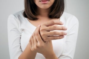 Dificultad para mover las articulaciones después de despertarse por la mañana.